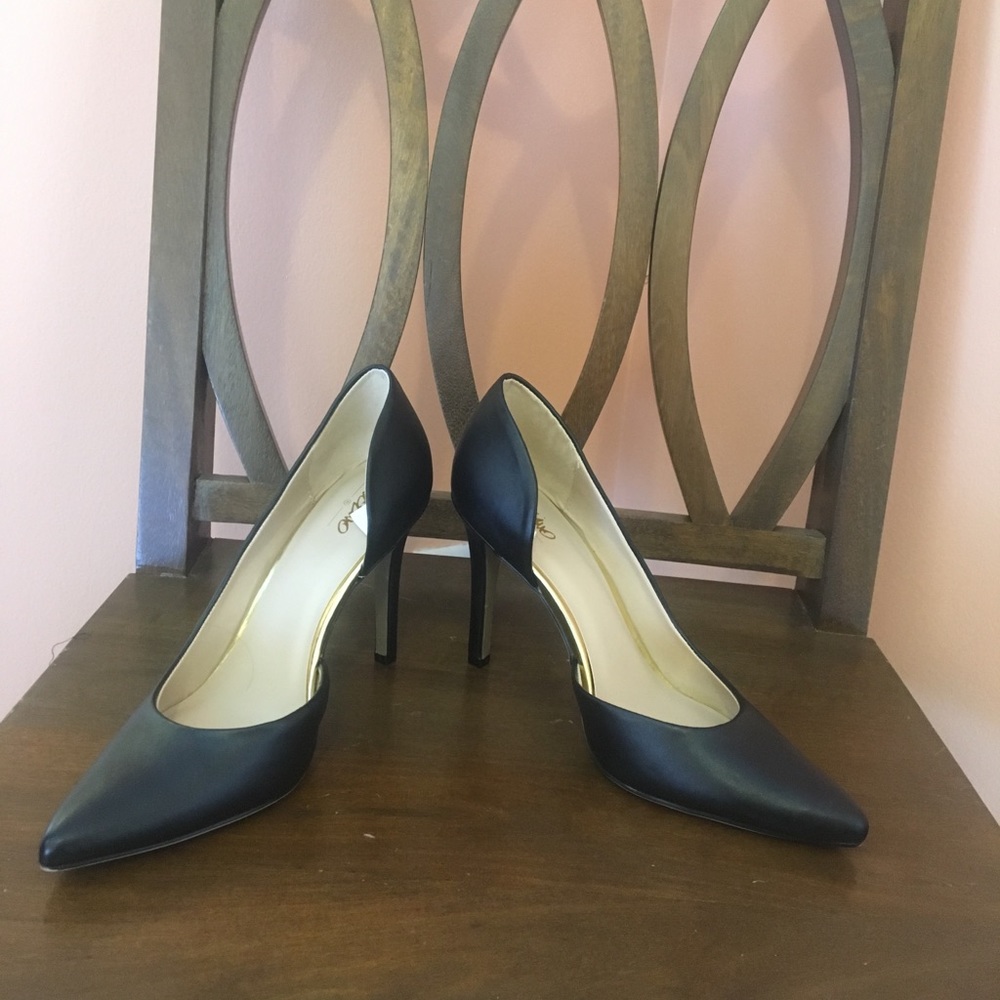 Sexy/classy black pumps! Size 7 1/2. Like new